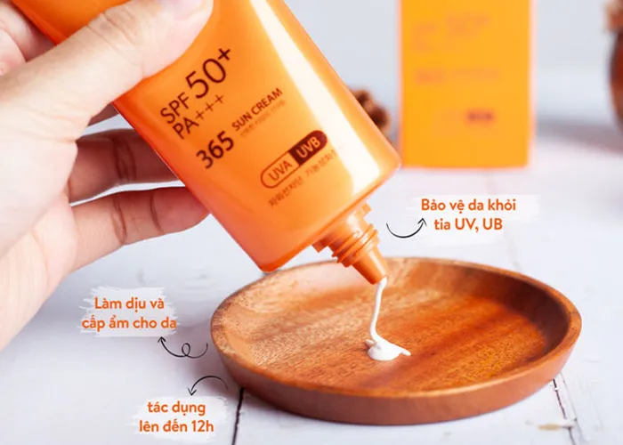 Kết cấu kem chống nắng Anjo Professional 365 Sun Cream mỏng nhẹ dễ tán